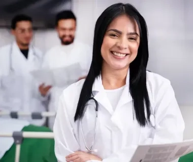 Mujer estudiando auxiliar en enfermería
