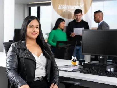 Estudiante de administración financiera en un salón de clase