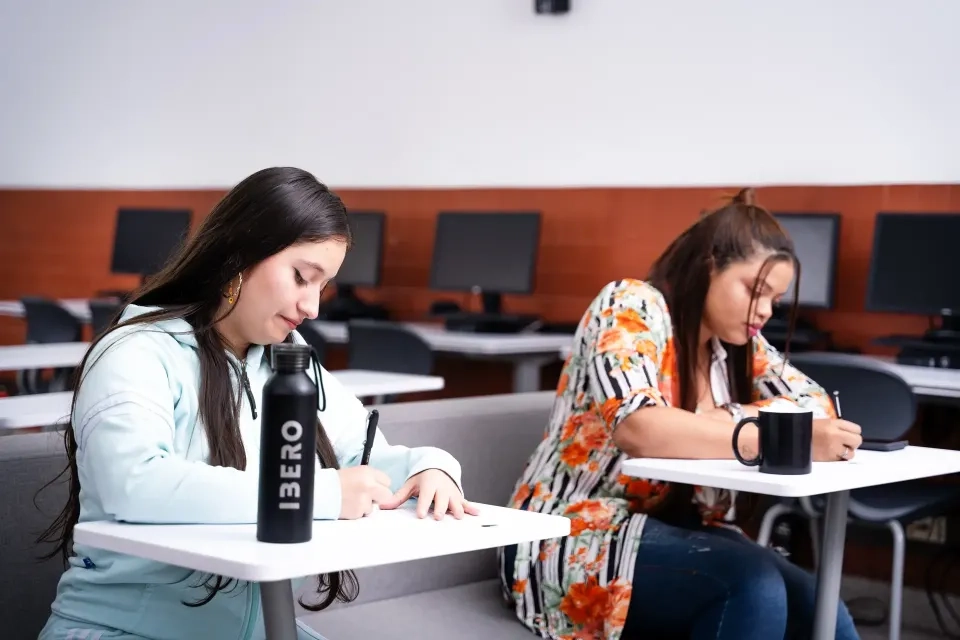 Estudiantes en talleres de nivelación de inglés