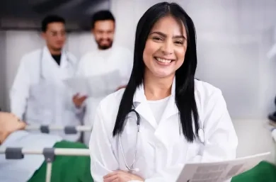 Mujer estudiando auxiliar en enfermería