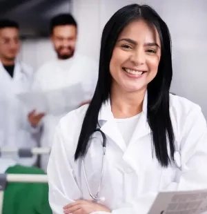 Mujer estudiando auxiliar en enfermería